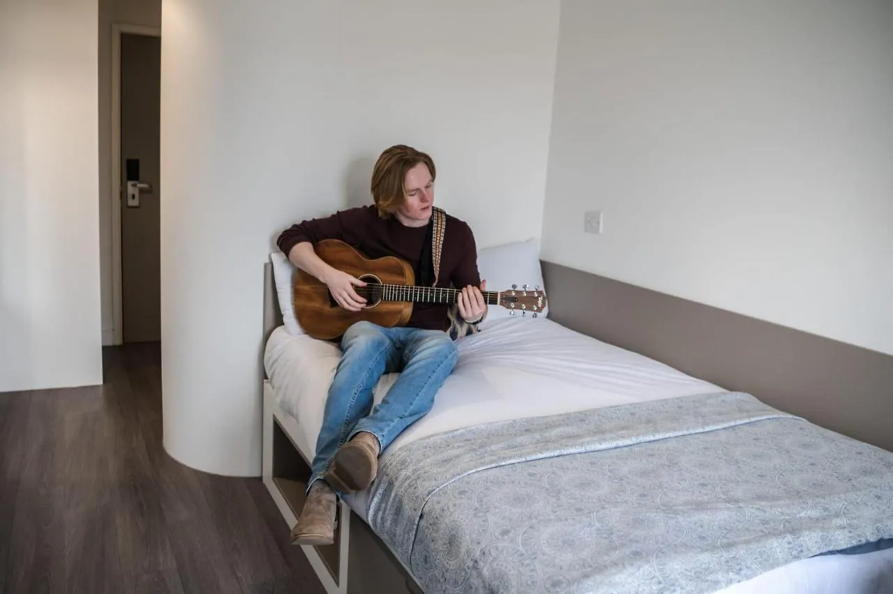 Bright Studios And Ensuite Bedrooms At Mcdonald Road In Edinburgh