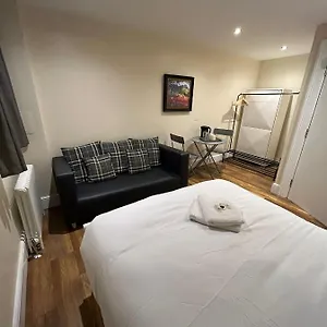 Modern Double With Sofa Séjour chez l'habitant