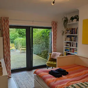 Private With Terrace And Free Parking Séjour chez l'habitant