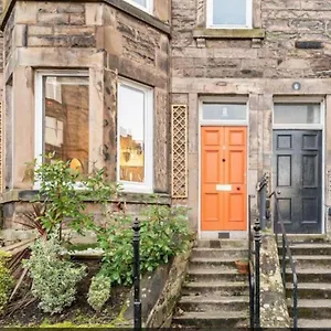 Holyrood Park: Lush & Arty 2 Double Bed Flat Edinburgh